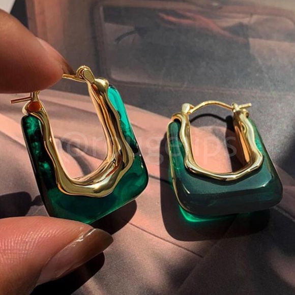 Gold Tone Earrings Green Faux Stone Fashion Jewelry - Picture 3 of 4